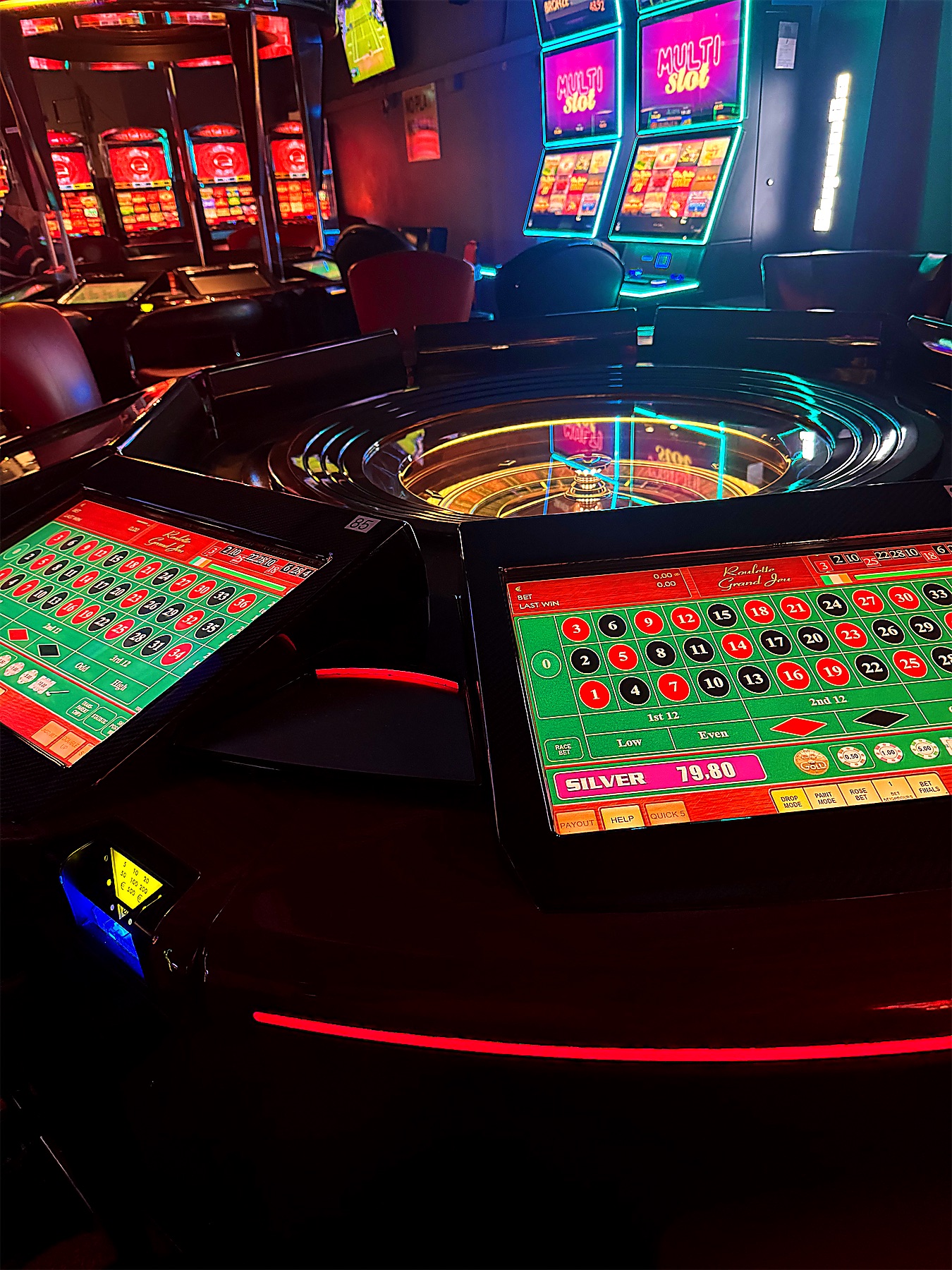 Roulette terminals around the wheel